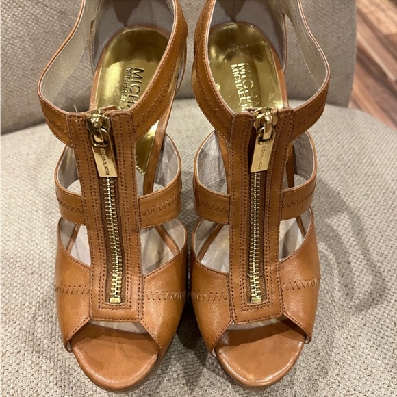 Michael Kors Size 7 leather Berkley platform heels ; color “luggage” - Picture 5 of 11